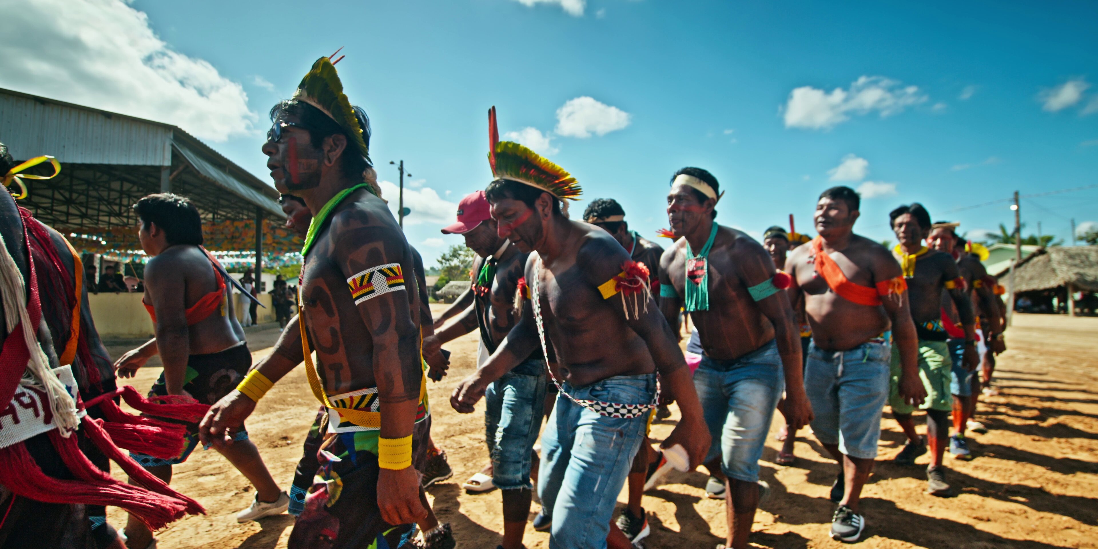 Homens indígenas marchando